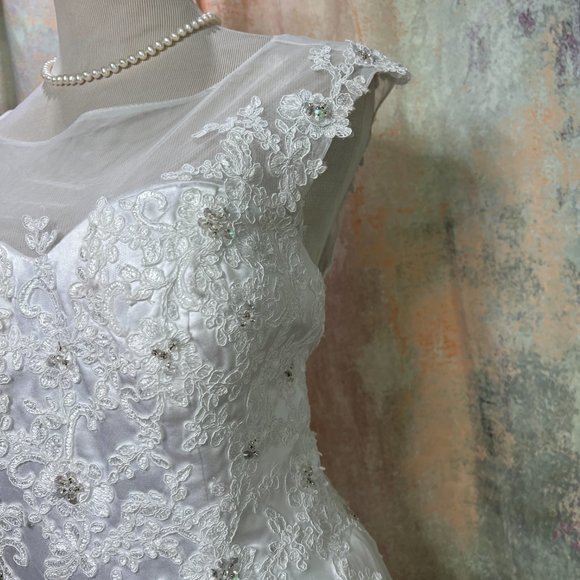 📌 JJs House Princess Wedding Gown, Tulle, Lace and Beading, Sleeveless - Picture 6 of 16